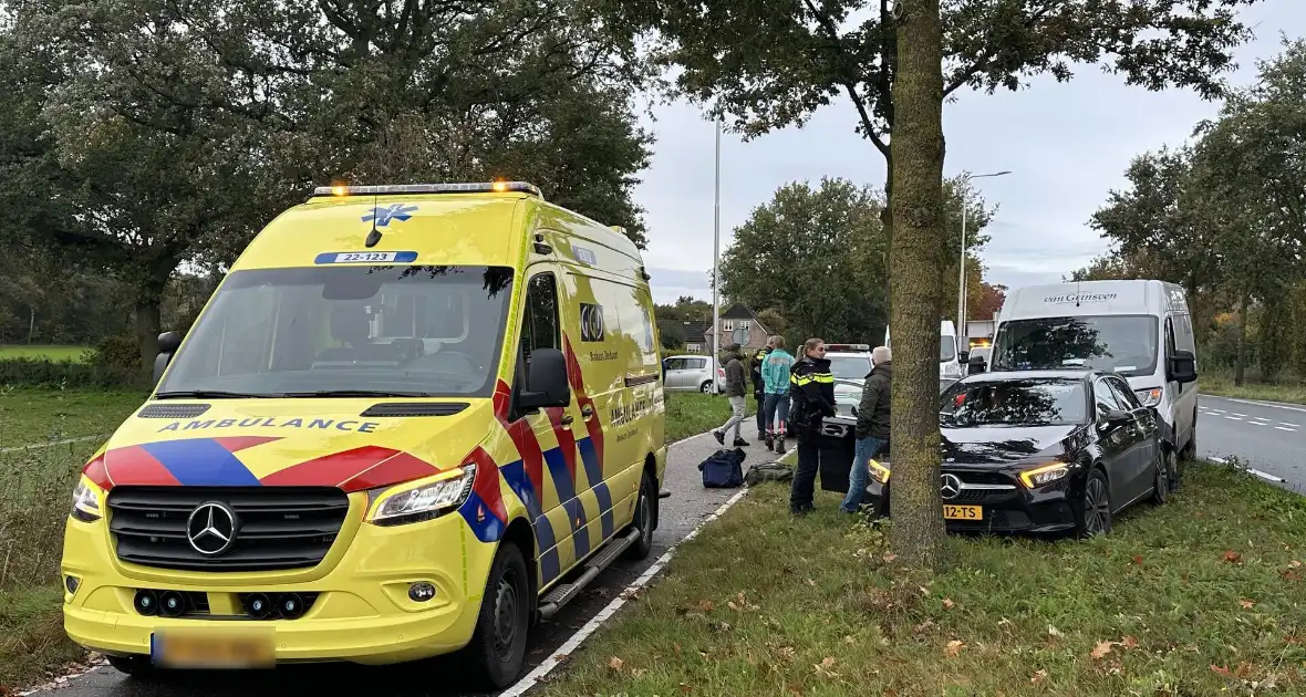 Bestelbus klapt achterop onopvallende politieauto