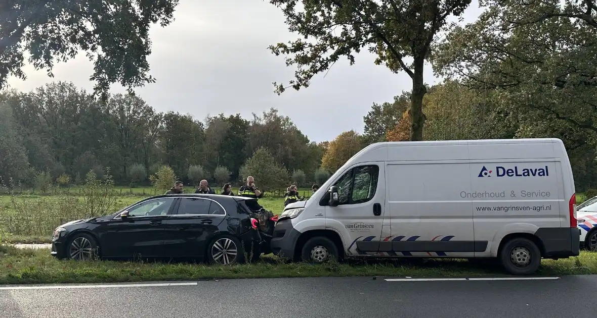 Bestelbus klapt achterop onopvallende politieauto - Foto 1