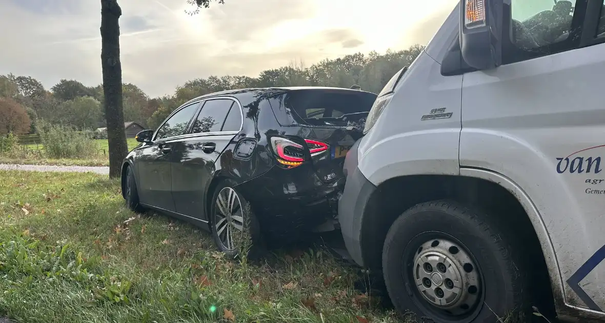 Bestelbus klapt achterop onopvallende politieauto - Foto 2