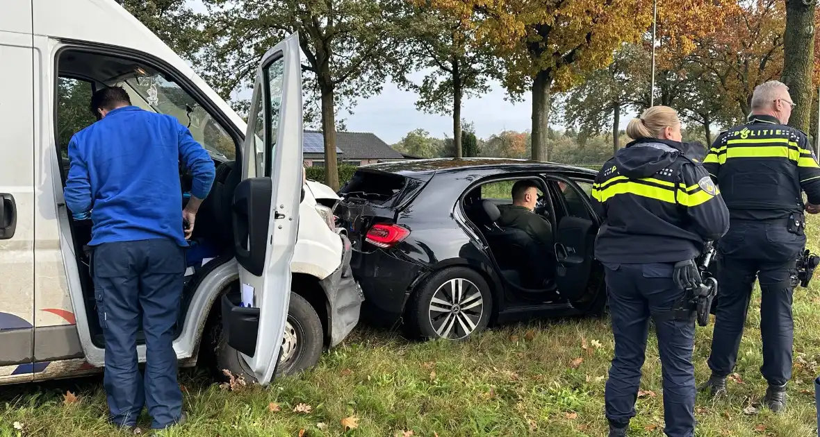 Bestelbus klapt achterop onopvallende politieauto - Foto 3