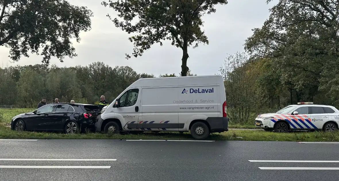 Bestelbus klapt achterop onopvallende politieauto - Foto 5