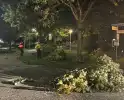 Deel van boom komt op straat terecht door harde wind