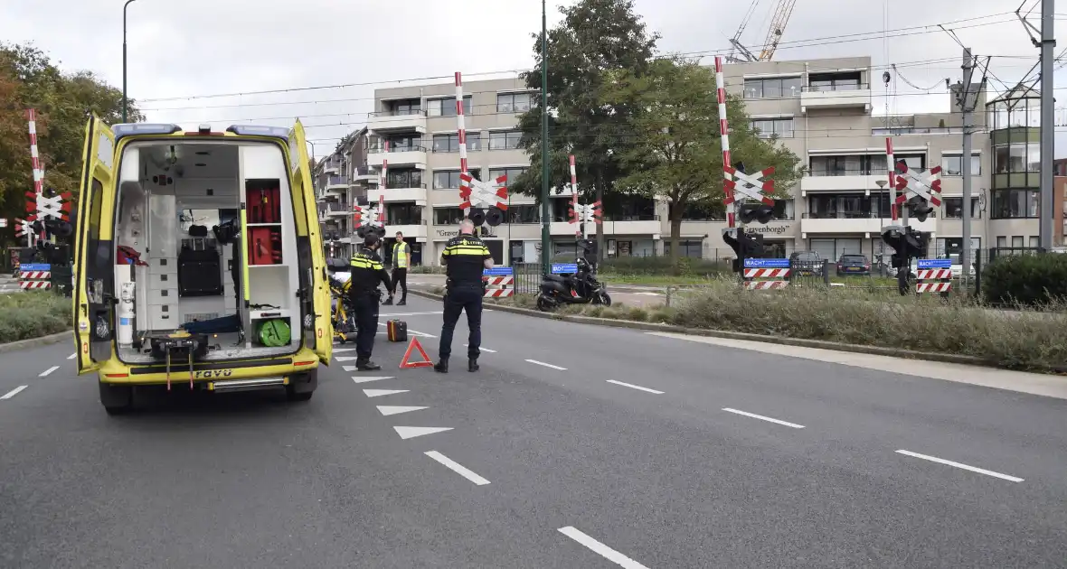 Scooterrijder botst achterop automobilist