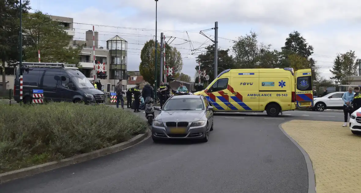 Scooterrijder botst achterop automobilist - Foto 1