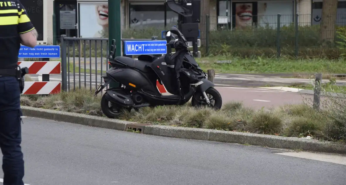 Scooterrijder botst achterop automobilist - Foto 2
