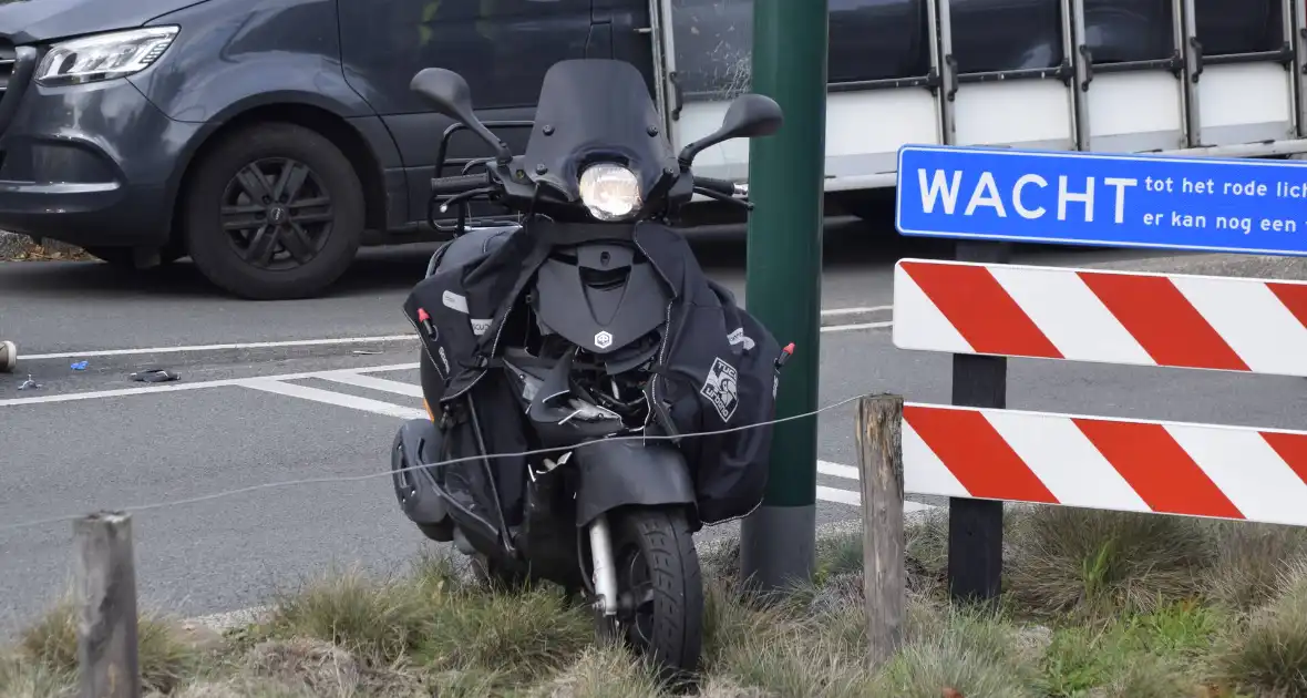 Scooterrijder botst achterop automobilist - Foto 3
