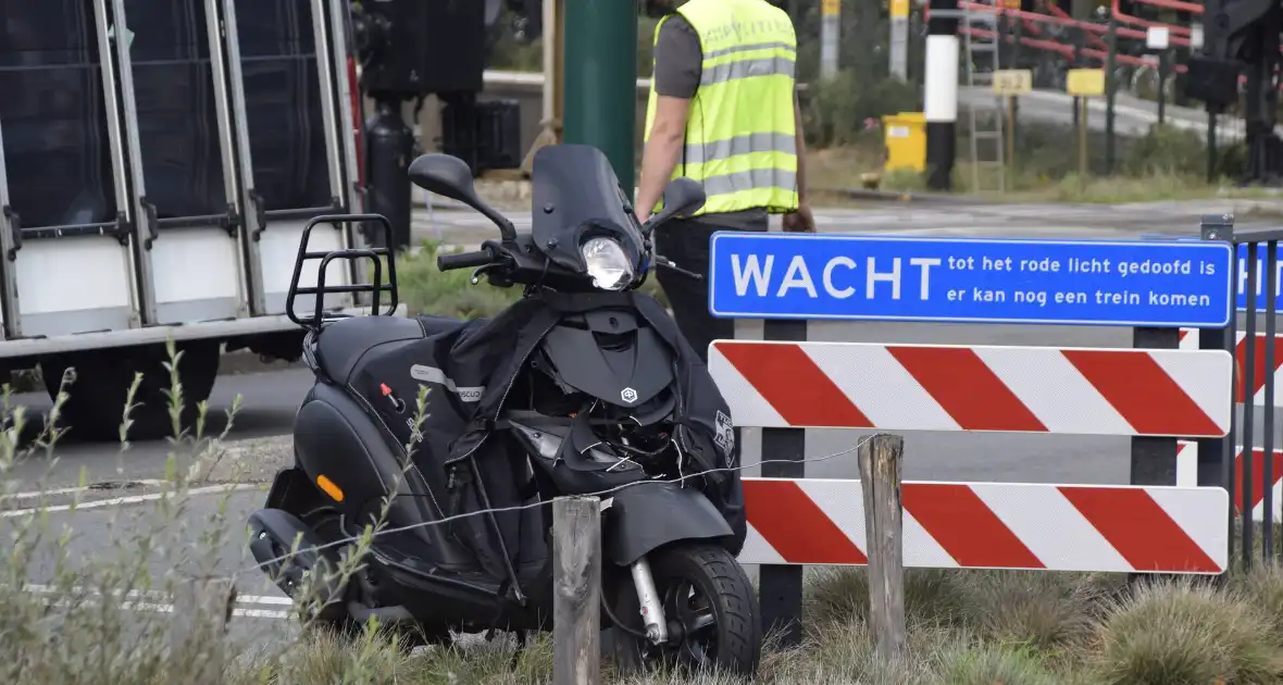 Scooterrijder botst achterop automobilist - Foto 4