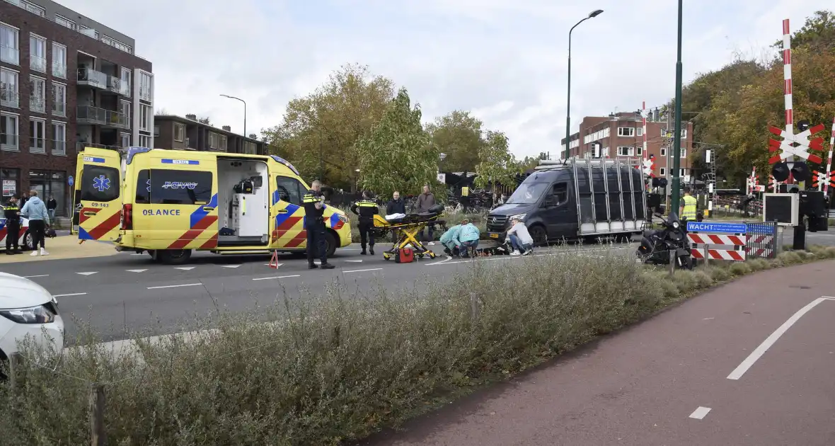 Scooterrijder botst achterop automobilist - Foto 5