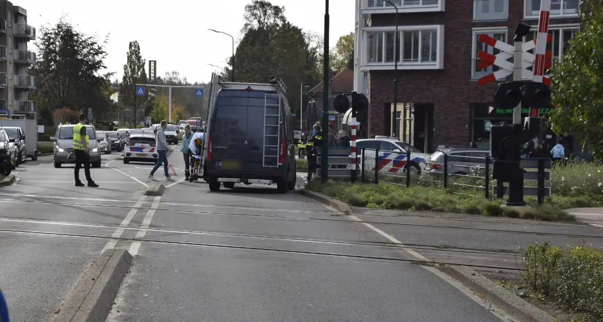 Scooterrijder botst achterop automobilist - Foto 6
