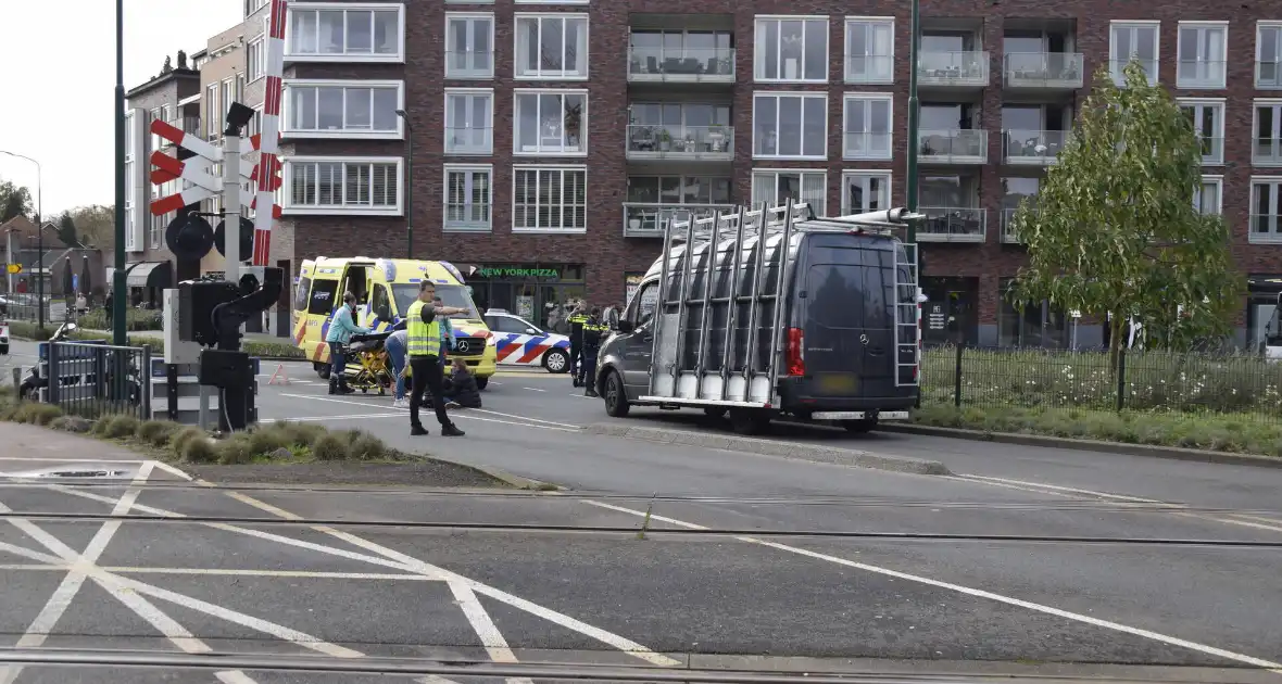 Scooterrijder botst achterop automobilist - Foto 7