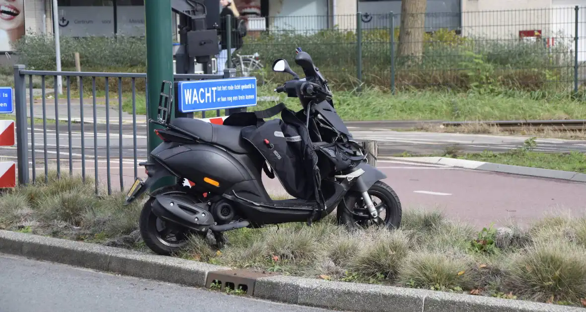 Scooterrijder botst achterop automobilist - Foto 8