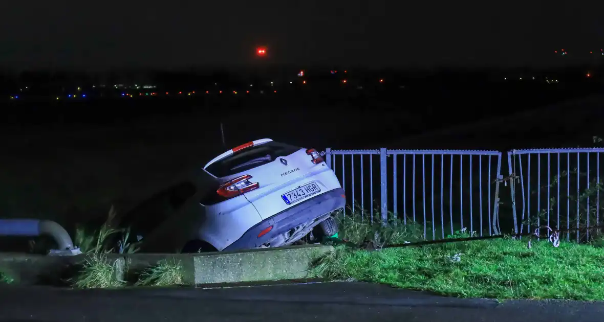 Verlaten voertuig aangetroffen in sloot