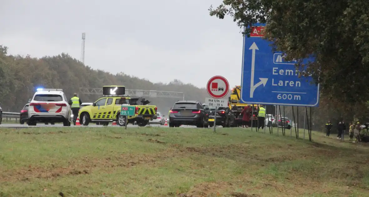 Auto zwaar beschadigd na botsing tegen boom langs snelweg - Foto 13