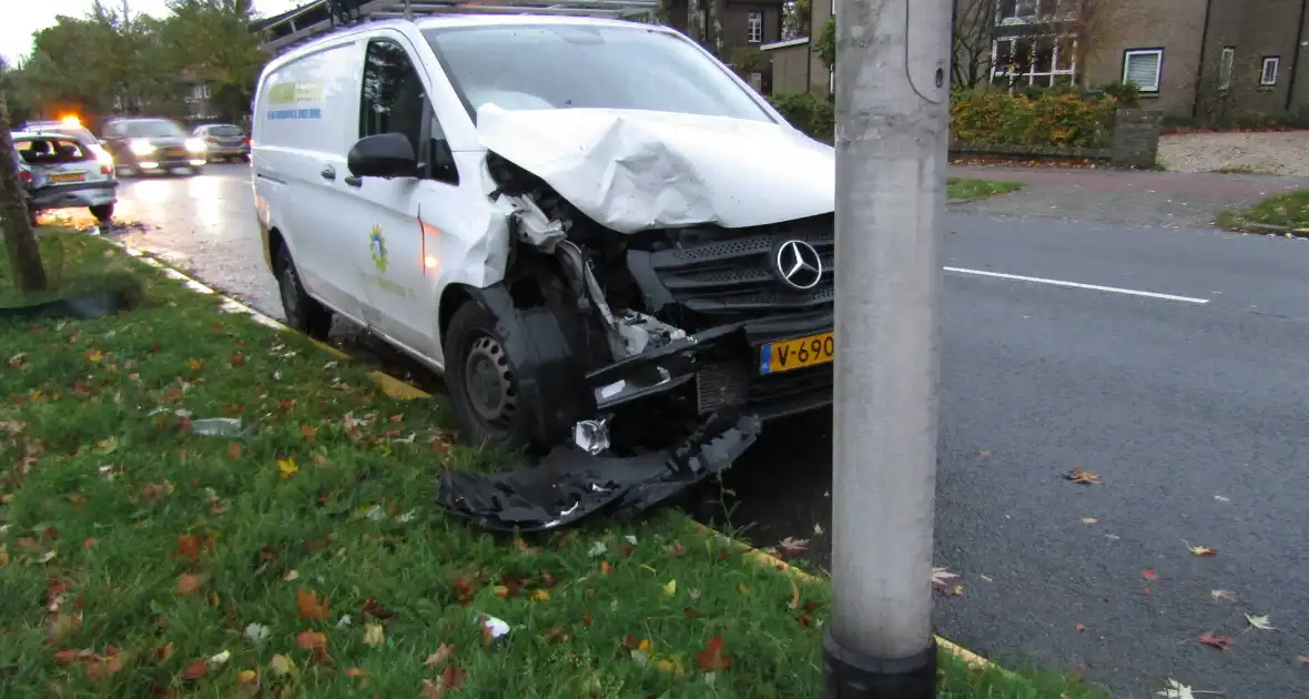 Bestelbus klapt op geparkeerde auto nadat hond op schoot springt