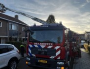 Autoladder ingezet bij schoorsteenbrand