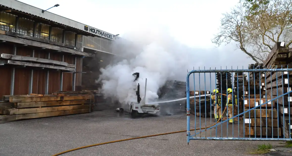 Zijlader verwoest door brand - Foto 2