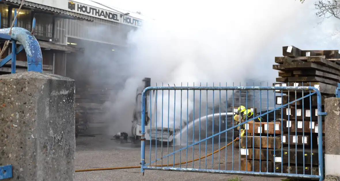 Zijlader verwoest door brand - Foto 3