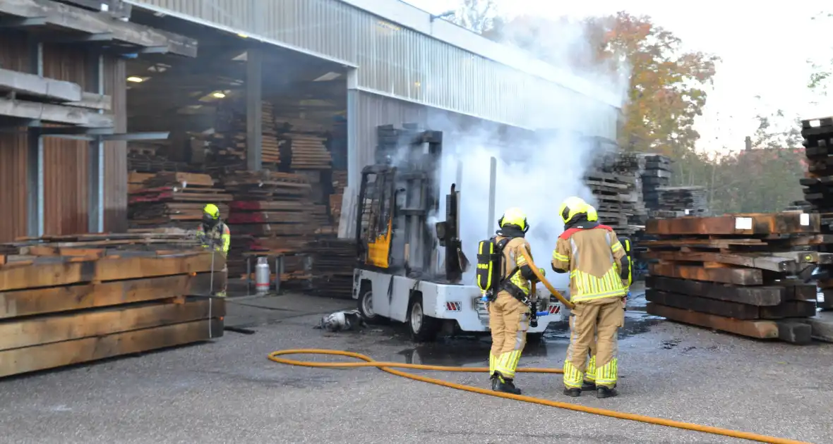 Zijlader verwoest door brand - Foto 7