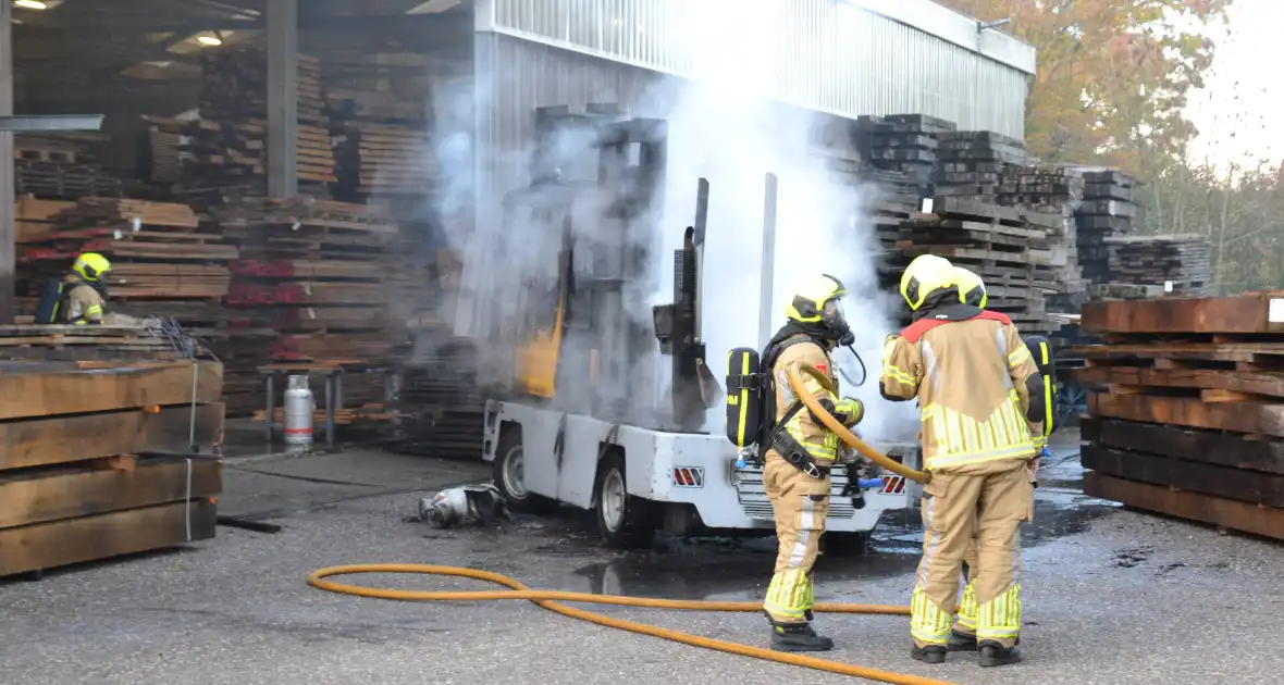 Zijlader verwoest door brand - Foto 8