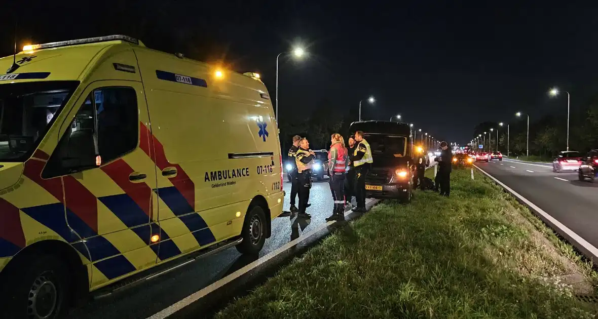Automobilist botst achterop bestelbus