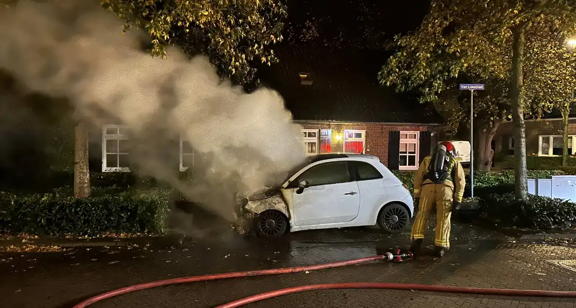 Brandweerman ontdekt tweede autobrand in dorp - Foto 1