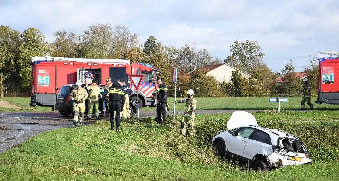 Auto belandt in greppel bij ernstig ongeval