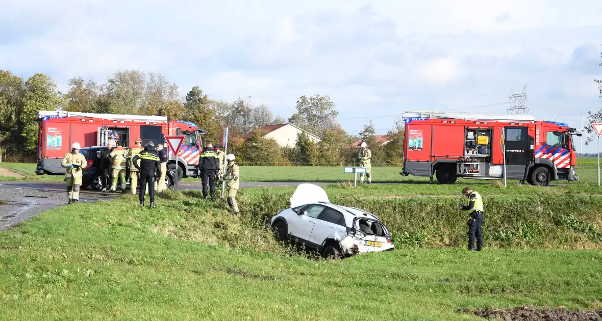 Auto belandt in greppel bij ernstig ongeval - Foto 1