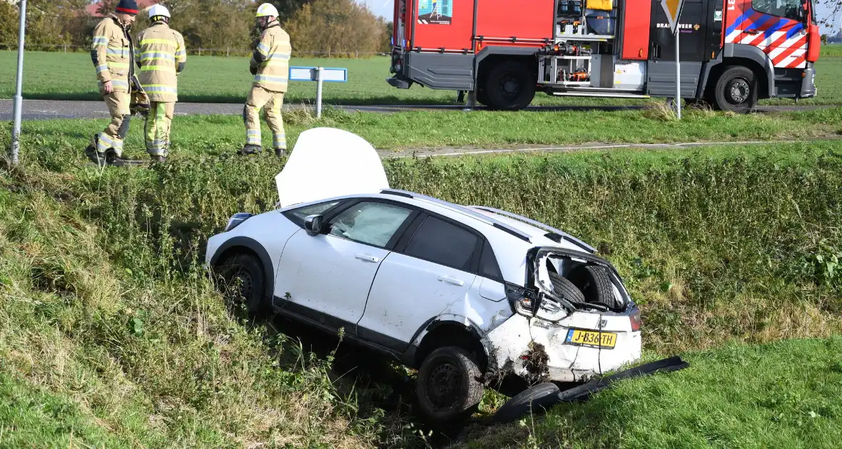 Auto belandt in greppel bij ernstig ongeval - Foto 2