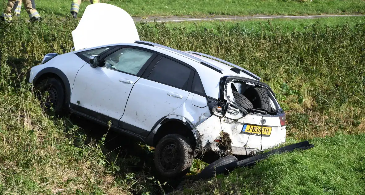 Auto belandt in greppel bij ernstig ongeval - Foto 3