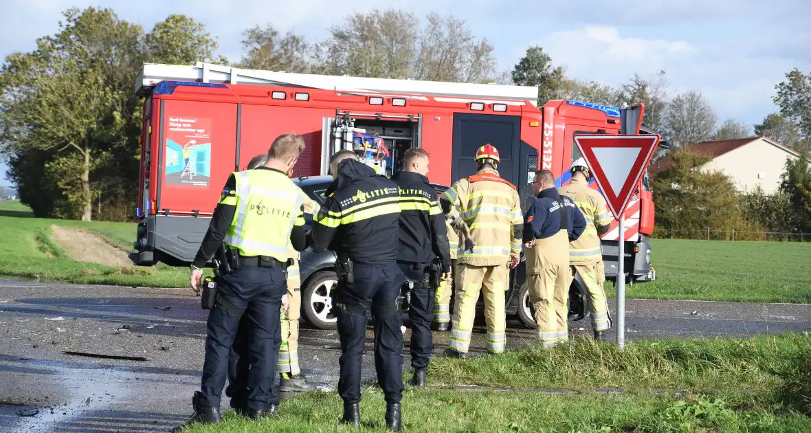 Auto belandt in greppel bij ernstig ongeval - Foto 4