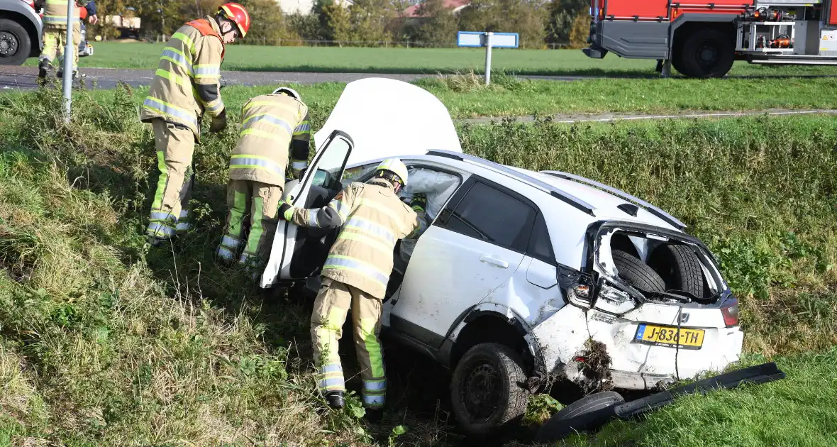 Auto belandt in greppel bij ernstig ongeval - Foto 5