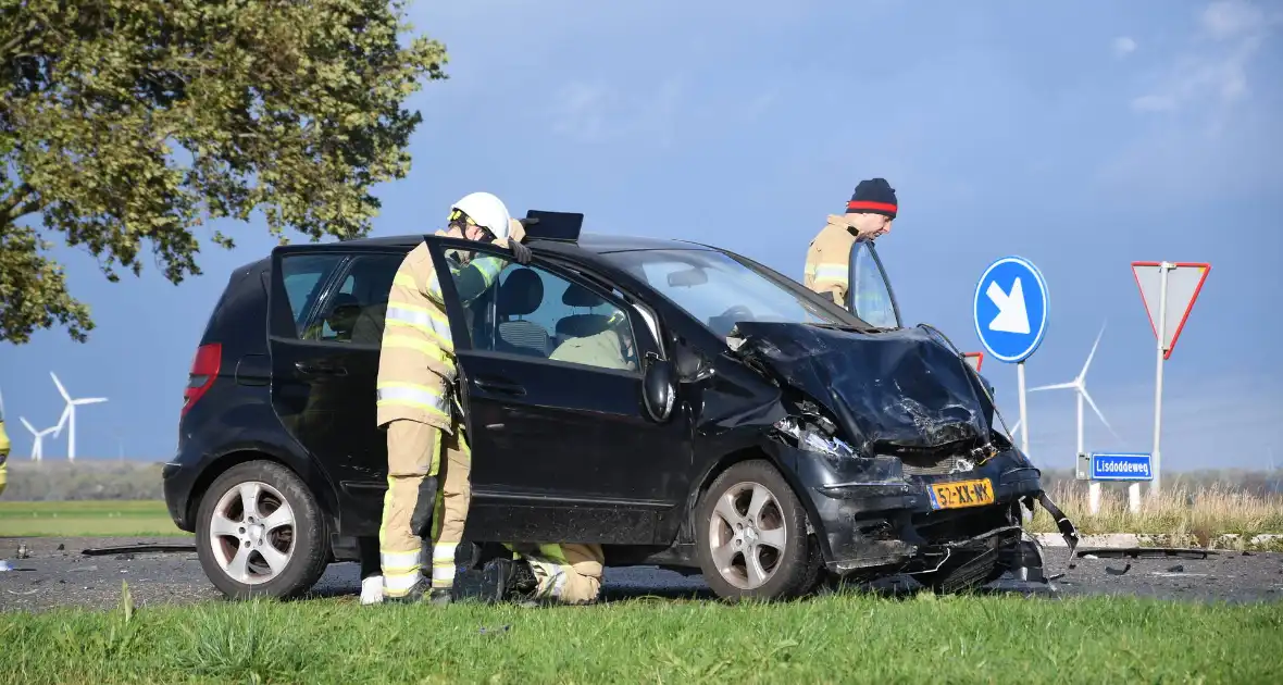 Auto belandt in greppel bij ernstig ongeval - Foto 6