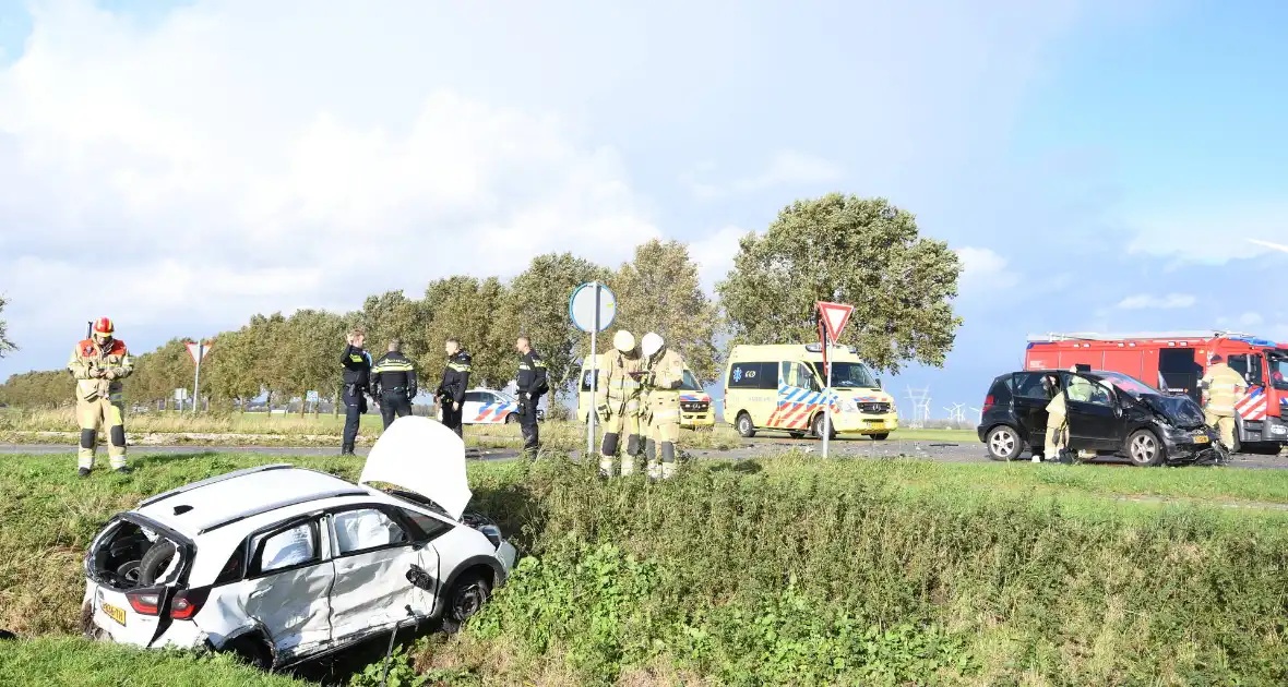 Auto belandt in greppel bij ernstig ongeval - Foto 7