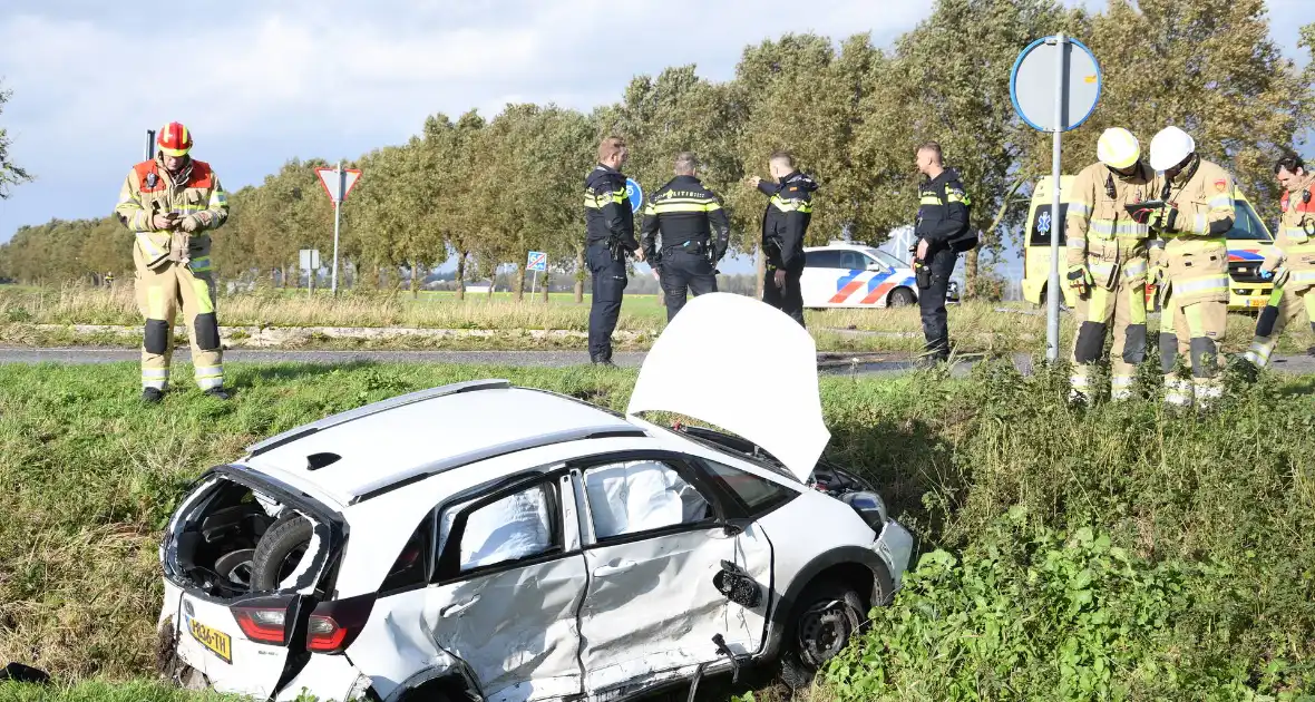 Auto belandt in greppel bij ernstig ongeval - Foto 8
