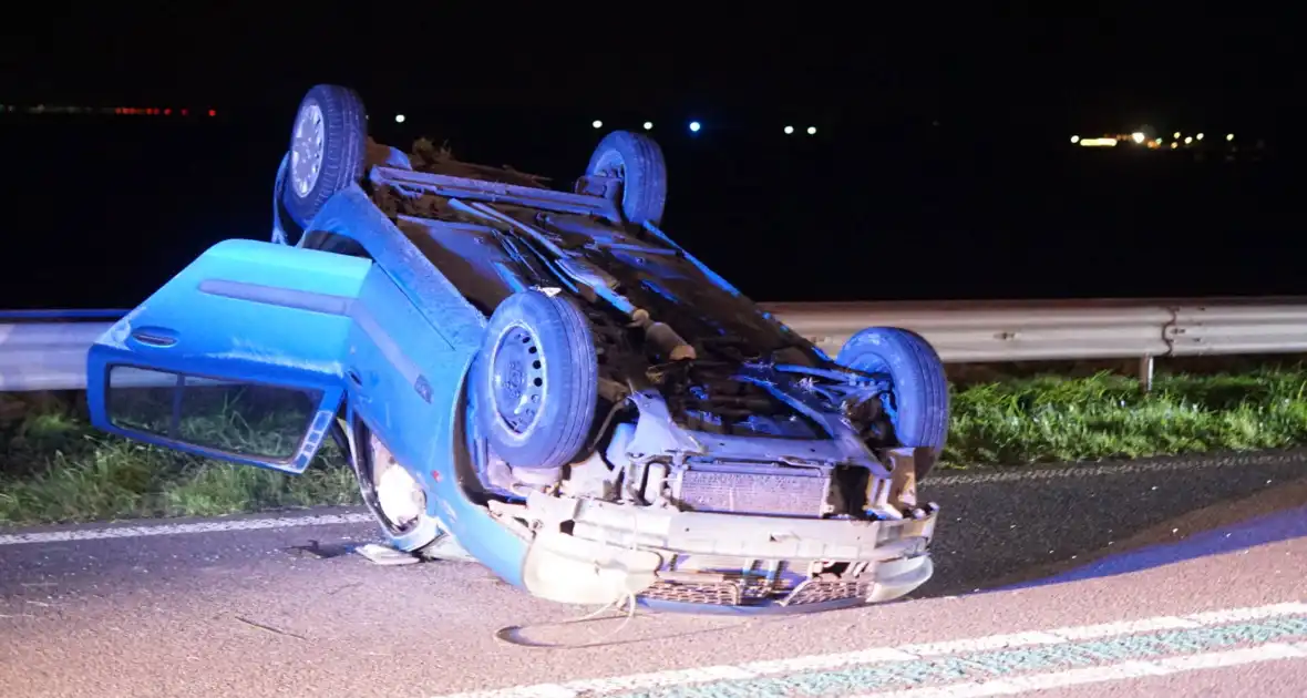 Auto belandt op zijn kop na eenzijdig ongeval