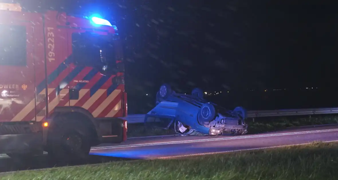 Auto belandt op zijn kop na eenzijdig ongeval - Foto 1