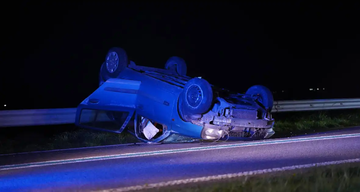 Auto belandt op zijn kop na eenzijdig ongeval - Foto 13