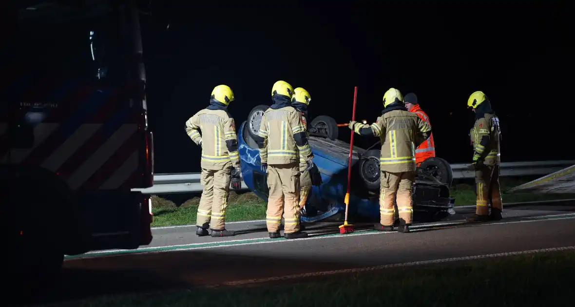 Auto belandt op zijn kop na eenzijdig ongeval - Foto 14