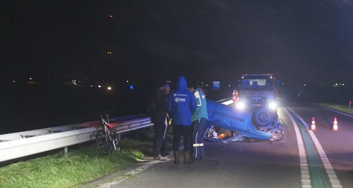 Auto belandt op zijn kop na eenzijdig ongeval - Foto 3