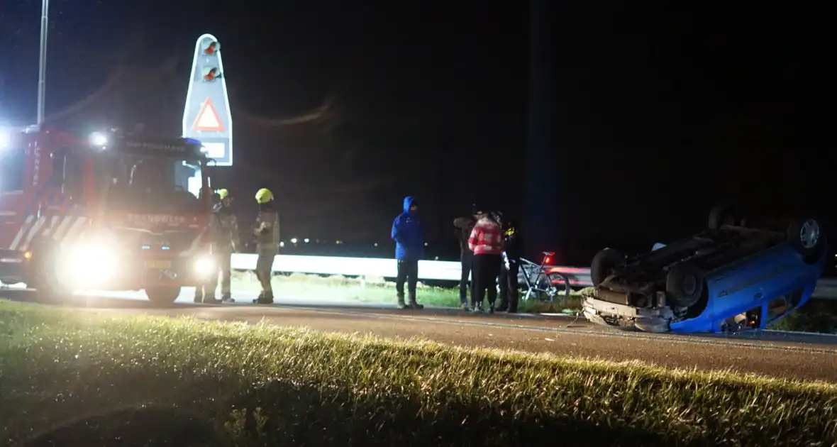 Auto belandt op zijn kop na eenzijdig ongeval - Foto 7