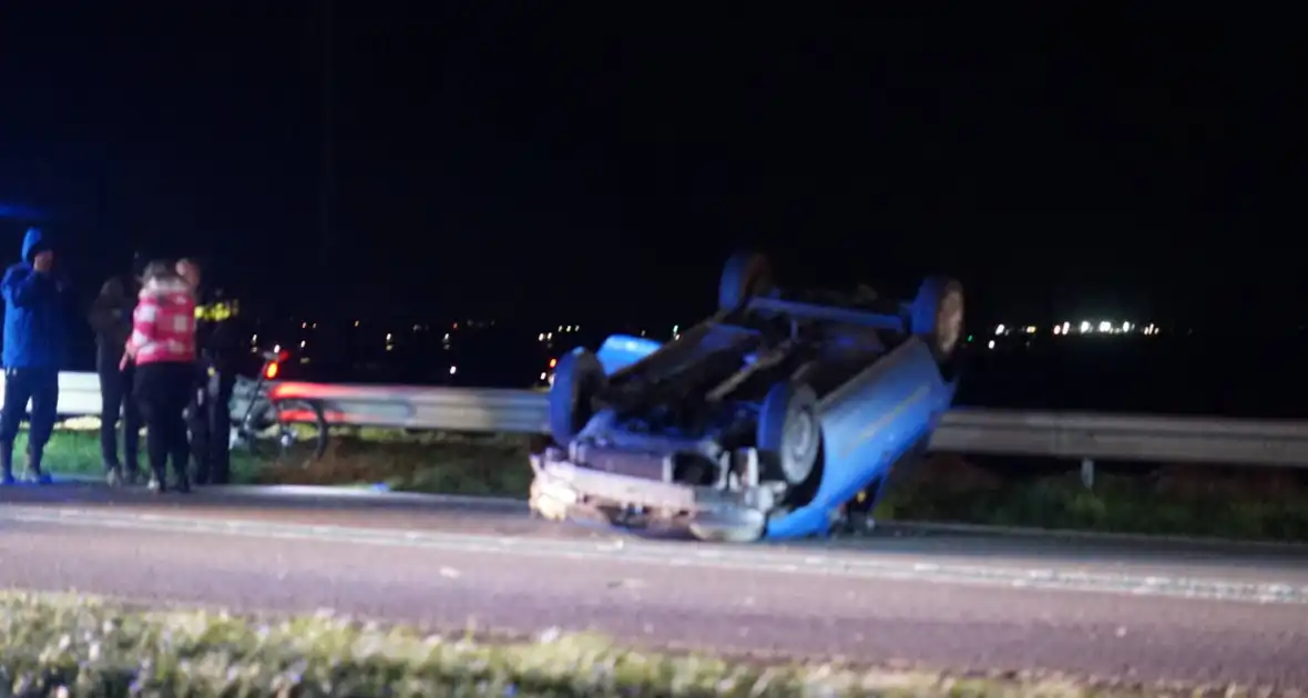 Auto belandt op zijn kop na eenzijdig ongeval - Foto 8