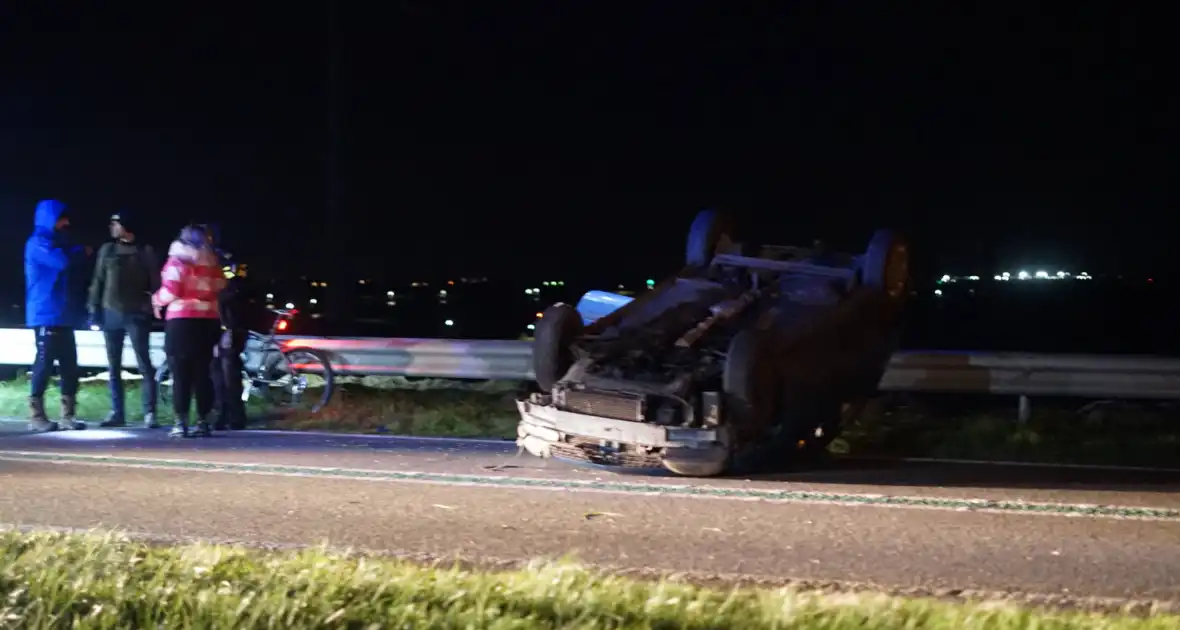 Auto belandt op zijn kop na eenzijdig ongeval - Foto 9