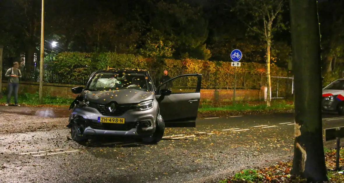 Auto flink beschadigd na botsing met boom - Foto 4