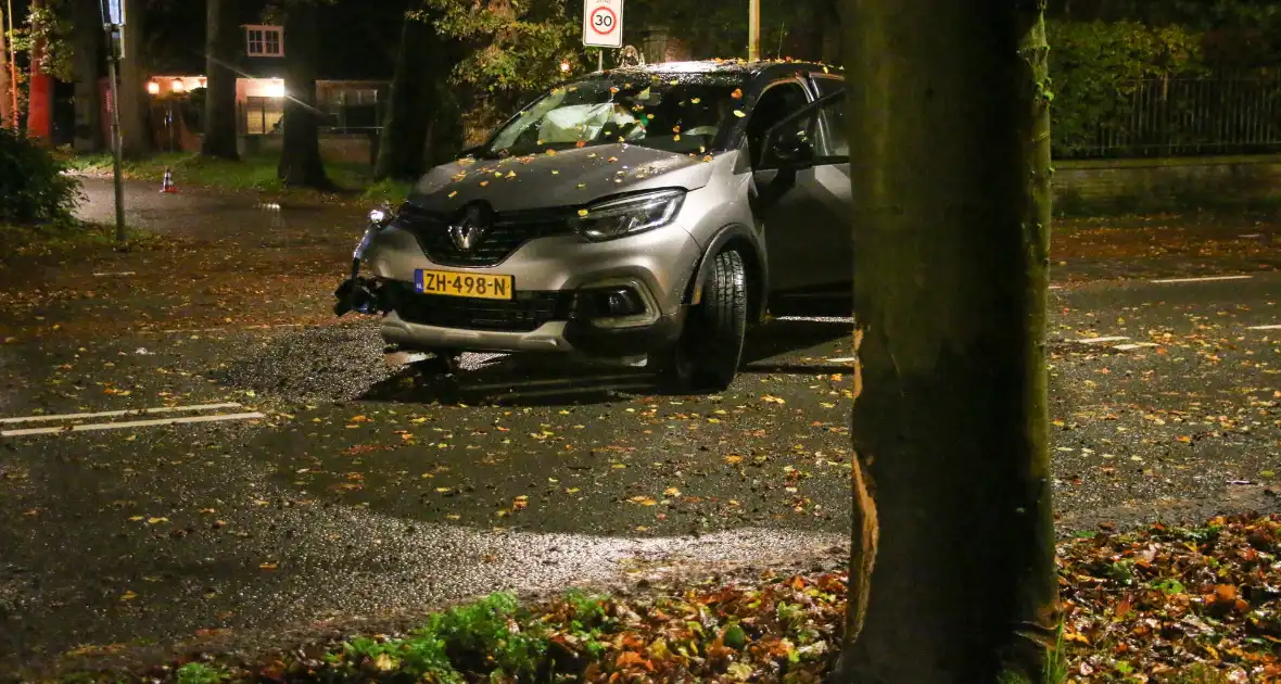 Auto flink beschadigd na botsing met boom - Foto 5