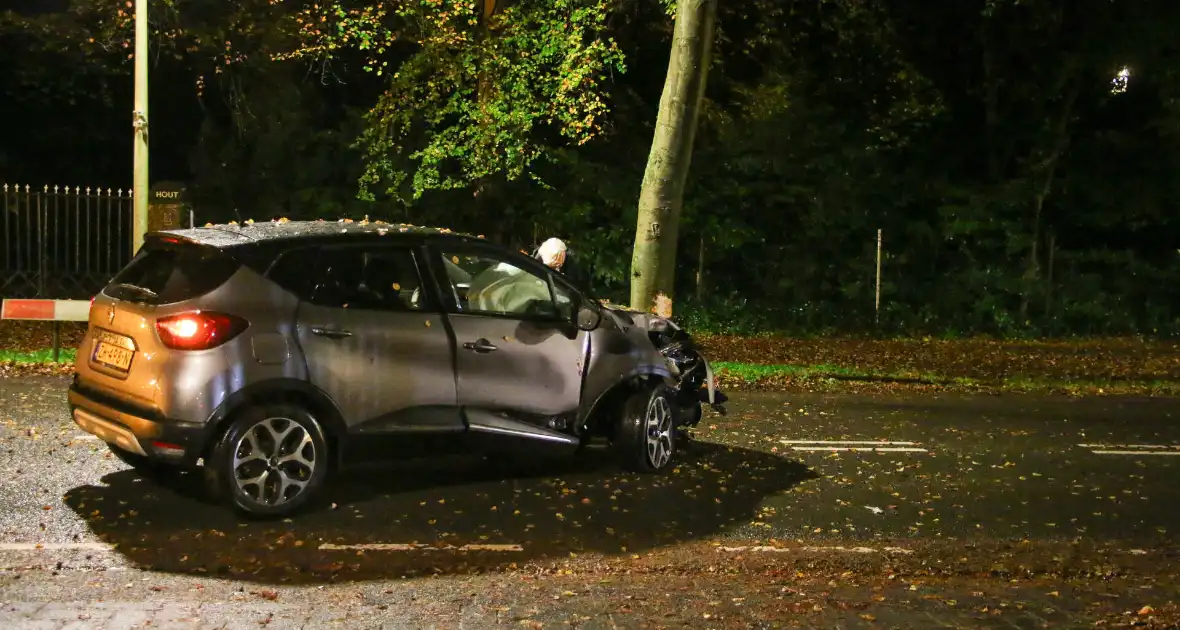 Auto flink beschadigd na botsing met boom - Foto 6
