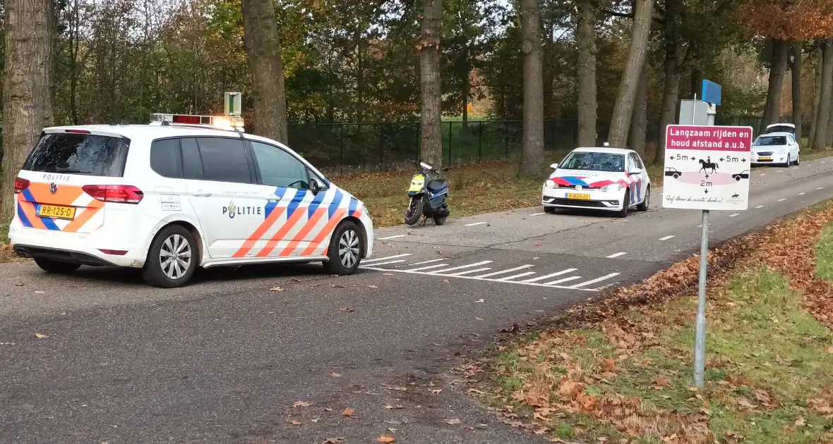 Scooterrijder wijkt uit en komt ten val