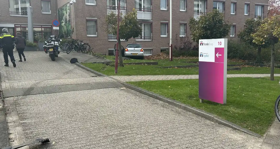 Automobilist verliest macht over stuur en rijdt tegen flatgebouw