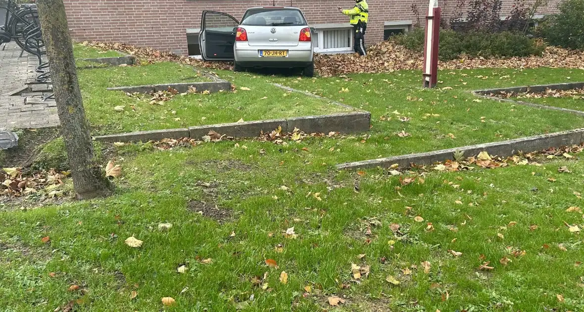 Automobilist verliest macht over stuur en rijdt tegen flatgebouw - Foto 1