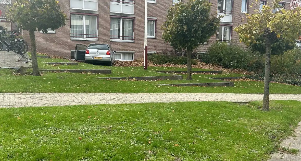 Automobilist verliest macht over stuur en rijdt tegen flatgebouw - Foto 2