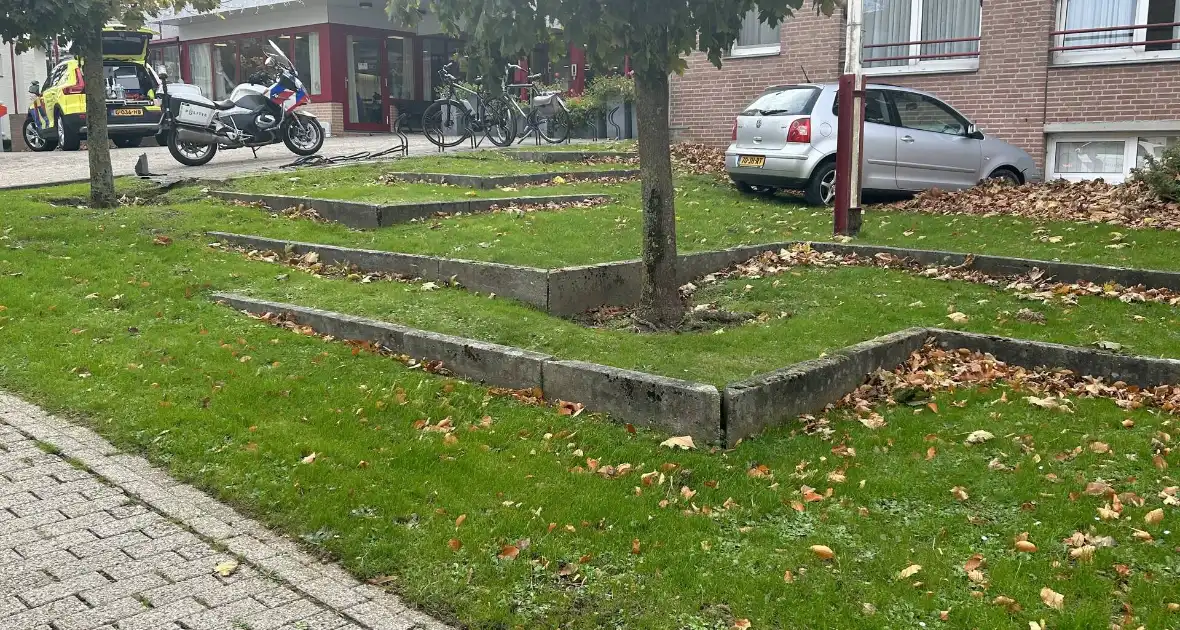 Automobilist verliest macht over stuur en rijdt tegen flatgebouw - Foto 3